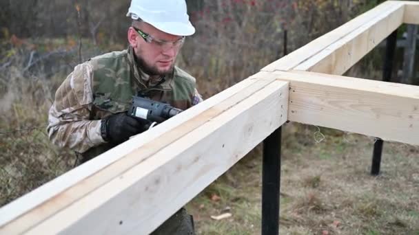 人类建造木制框架房子 未来村舍木架电钻工人钻孔 木匠概念 — 图库视频影像