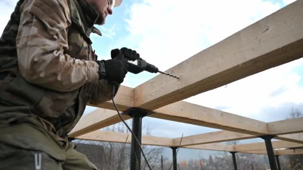 Człowiek Buduje Drewniany Dom Ramowy Robotniczy Otwór Wiertniczy Przy Pomocy — Wideo stockowe