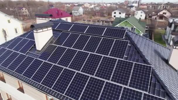 住宅の屋根の上に太陽光発電パネルのビデオ映像 屋外ソーラーパネルシステム付きの家 代替エネルギーと電力の持続可能な資源の概念 — ストック動画