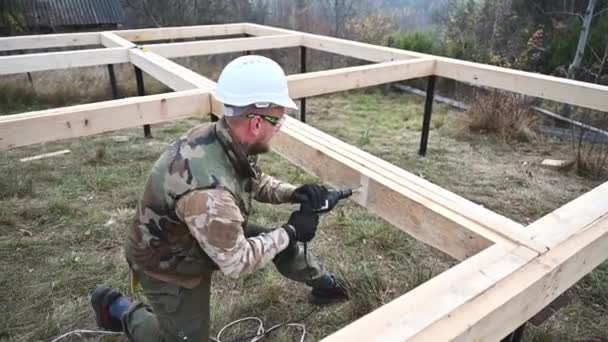 人类建造木制框架房子 未来村舍木架电钻工人钻孔 木匠概念 — 图库视频影像