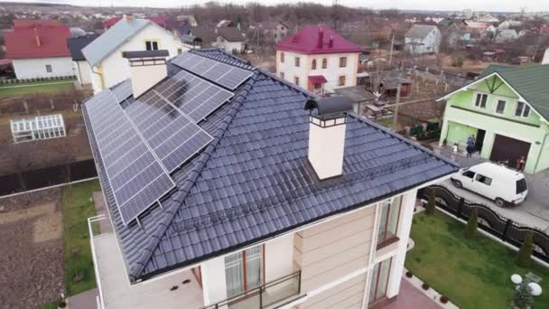 太陽光発電用パネルモジュールを搭載した2階建て住宅の映像 屋上に生態系太陽光発電システムを備えた新しい家 — ストック動画