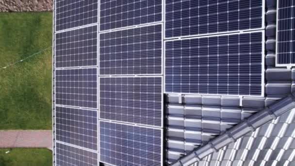 ソーラーパネル電気システムとビル屋上の空中ドローンビデオ 太陽光発電の効果を介して電気を生成するためのソーラーモジュール付きの家屋根 代替エネルギー源の概念 — ストック動画