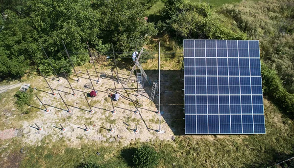 Вид Сверху Рабочих Мужчин Устанавливающих Столбы Фотовольтаических Солнечных Панелей Солнечный — стоковое фото