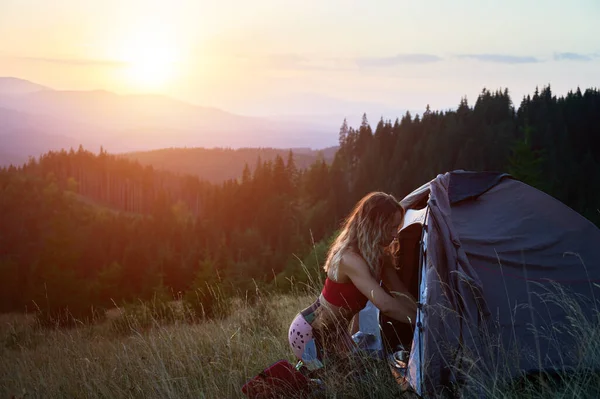 Mujer Camping Turístico Las Montañas Atardecer Atractivo Joven Senderismo Las — Foto de Stock