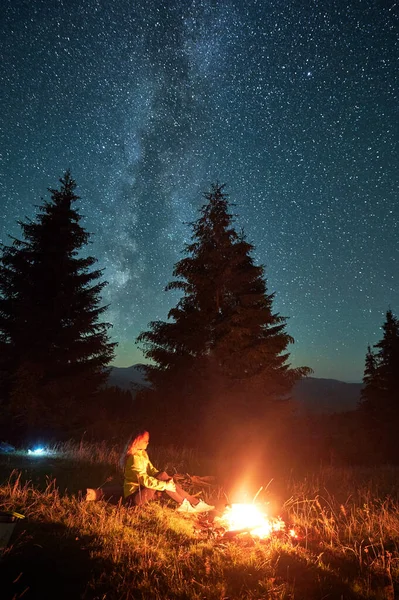 밤에는 산에서 밀키웨이와 캠핑을 했습니다 캠프파이어 근처의 풍경을 감상하며 휴식을 — 스톡 사진