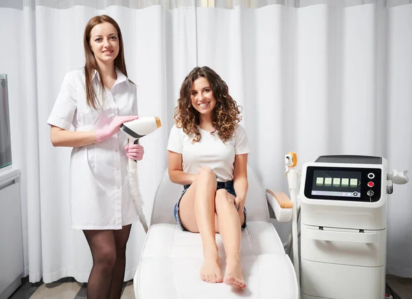 Ritratto Paziente Sorridente Cosmetologo Che Prepara Alla Depilazione Laser Cura — Foto Stock