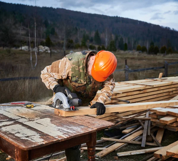 Carpenter Using Circular Saw Cutting Wooden Truss Man Worker Building — Foto Stock