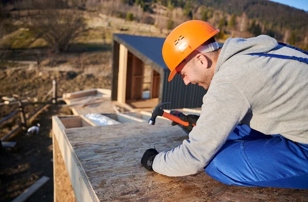 Carpenter Hammering Nail Osb Panel Roof Top Future Cottage Man — Foto de Stock