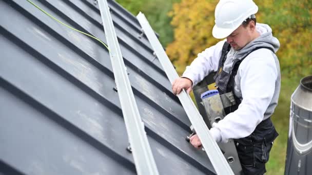 Engenheiro Que Fixa Painel Solar Fotovoltaico Telhado Ajustar Bateria Solar — Vídeo de Stock