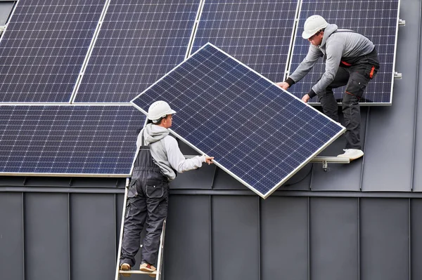 Roofers Installing Solar Panel System Roof House Men Workers Helmets — Stock Photo, Image