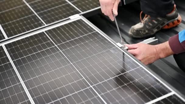 Hombre Técnico Montaje Paneles Solares Fotovoltaicos Techo Casa Ingeniero Cercano — Vídeo de stock