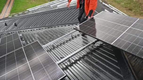 Técnicos Construyendo Sistema Paneles Solares Techo Casa Hombres Trabajadores Cascos — Vídeo de stock