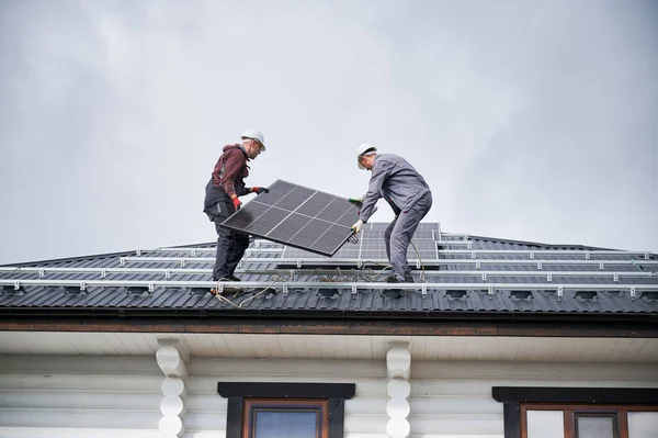 Bestatter Bauen Solaranlage Auf Hausdach Männer Mit Helmen Tragen Photovoltaik — Stockfoto