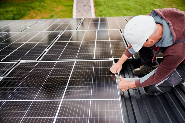 Man Engineer Mounting Photovoltaic Solar Panels Roof House Technician Helmet — Stock Photo, Image
