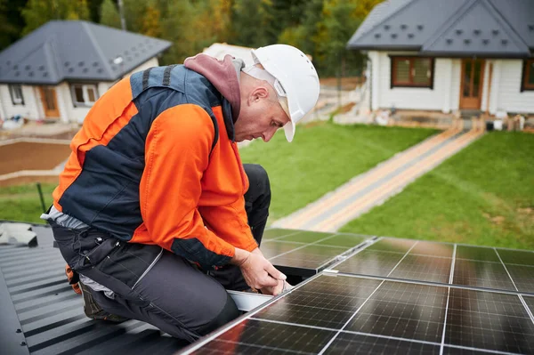 Mann Elektriker Montiert Photovoltaik Solarzellen Auf Dem Dach Des Hauses — Stockfoto