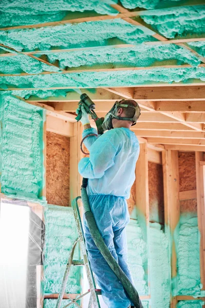 Male Builder Insulating Wooden Frame House Man Worker Spraying Polyurethane — Foto Stock