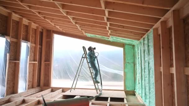 Constructor Masculino Aislante Casa Marco Madera Hombre Trabajador Pulverización Espuma — Vídeos de Stock
