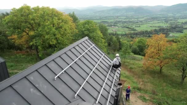 Fotovoltaik Güneş Modüllerini Evin Çatısına Monte Etmeye Hazırlanan Bir Işçi — Stok video