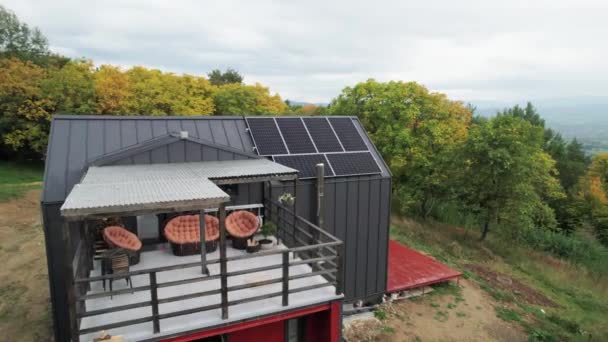 新的现代别墅 屋顶上有太阳能光伏电池板系统 空中风景 可再生能源和家庭自主的概念 — 图库视频影像