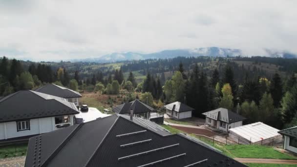 准备安装在山上木房顶的航拍图 太阳能电池板安全 现代和另类生活方式 — 图库视频影像