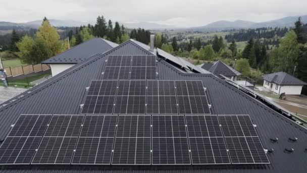 用太阳能光伏电池板系统在屋顶上俯瞰新的现代住宅小屋的空中景观 可再生能源和家庭自主的概念 — 图库视频影像