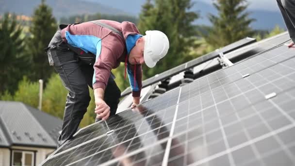 Homem Técnico Montagem Painéis Solares Fotovoltaicos Telhado Casa Engenheiro Capacete — Vídeo de Stock