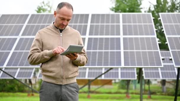 男性投资者从替代能源投资中计算他的未来收入 快乐的人投资绿色能源 人类计算太阳能电池板的利润 — 图库视频影像