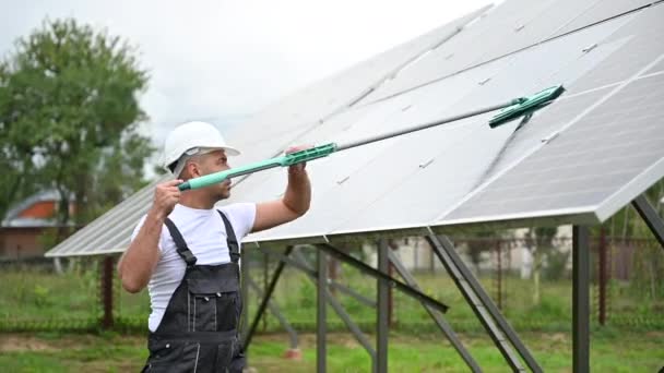 屋外のほこりからソーラーパネルを掃除する労働者 太陽光発電パネルにも配慮 エネルギー資源の専門洗浄 — ストック動画