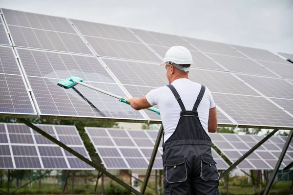 Trabalhador Profissional Limpeza Solar Painel Homem Certificando Baterias Solares Bom — Fotografia de Stock