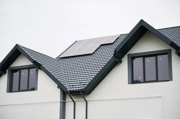 Vista Inferior Casa Con Paneles Solares Techo Sistema Solar Fotovoltaico — Foto de Stock
