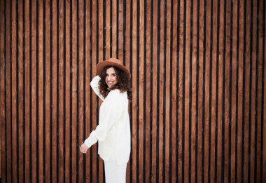 Kıvırcık genç bayan turist yeni kır evinde kış tatilinin tadını çıkarıyor..