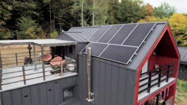 Çatıda güneş fotovoltaik panel sistemi olan yeni modern ev evi. Hava görüntüsü. Alternatif, yenilenebilir enerji ve ev özerkliği kavramı.