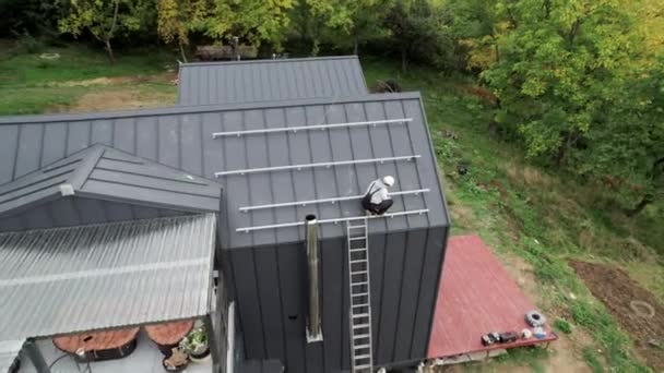 Férfi Munkás Előkészített Szerelési Fotovoltaikus Napelemmodulok Tetején Ház Villanyszerelő Sisakban — Stock videók
