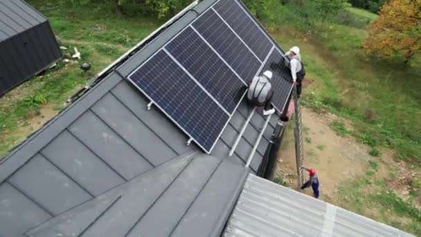 Technici Bouwen Fotovoltaïsche Zonnemodules Het Dak Van Huizen Mannen Elektriciens — Stockvideo