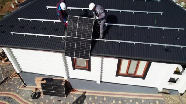 Hombres Trabajadores Instalando Sistema Panel Solar Techo Casa Drone Vista — Vídeo de stock