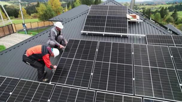 Technicy Instalujący Fotowoltaiczne Panele Słoneczne Dachu Domu Drone Widok Ludzi — Wideo stockowe