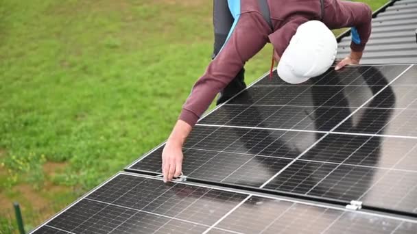 Férfi Technikus Szerelése Fotovoltaikus Napelemek Tetején Ház Mérnök Sisak Telepítése — Stock videók