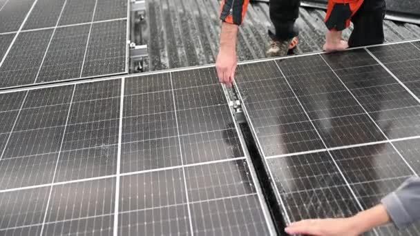 Technik Montujący Fotowoltaiczne Panele Słoneczne Dachu Domu Deszczu Zamknij Inżyniera — Wideo stockowe