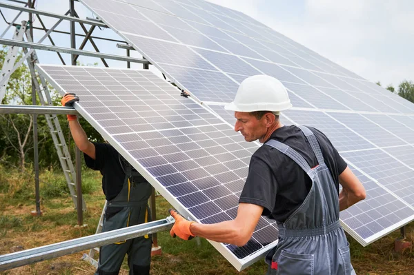 Man Engineer Solar Installer Placing Solar Module Metal Rails Colleague — Stock Photo, Image