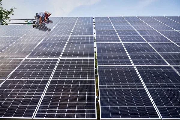 Erkek Işçiler Dışarıda Fotovoltaik Güneş Paneli Kuruyorlar Elektrikçiler Güneş Modülünü — Stok fotoğraf