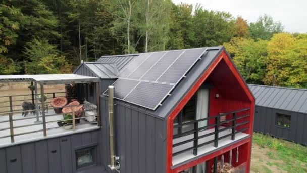 屋根の上に太陽光発電パネルシステムと新しい近代的な家のコテージ 空中展望 再生可能エネルギー 住宅自治の概念 — ストック動画