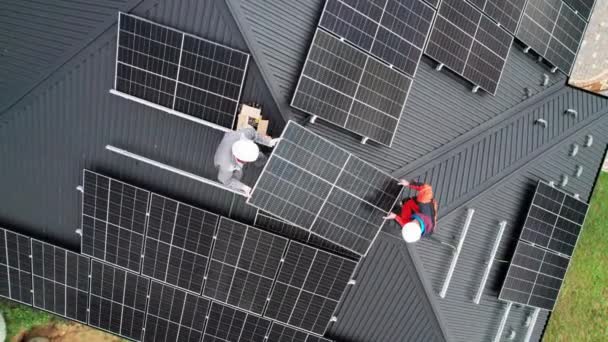 Technicy Budują System Paneli Słonecznych Dachu Domu Drone Widok Mężczyzn — Wideo stockowe