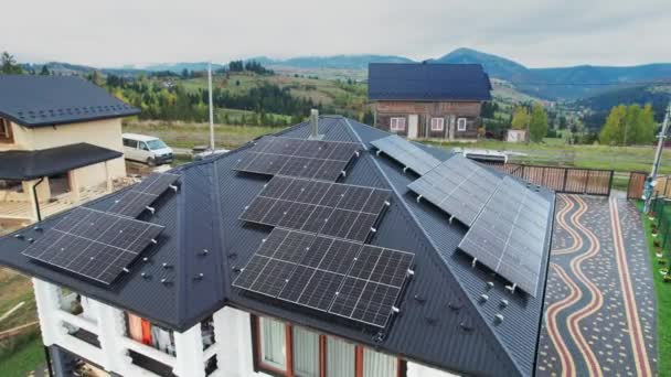 Luftaufnahme Des Neuen Modernen Ferienhauses Den Bergen Mit Solaranlage Auf — Stockvideo