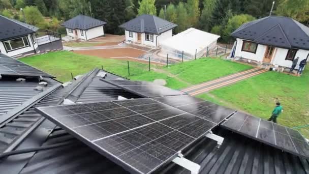 用太阳能光伏电池板系统在屋顶上俯瞰新的现代住宅小屋的空中景观 可再生能源和家庭自主的概念 — 图库视频影像