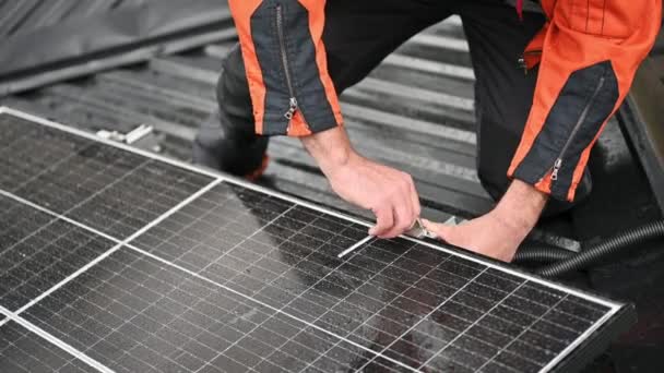 Hombre Técnico Montaje Paneles Solares Fotovoltaicos Techo Casa Bajo Lluvia — Vídeo de stock