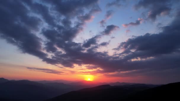 Images Vidéo Soleil Soir Ciel Nuageux Spectaculaire Dessus Des Montagnes — Video
