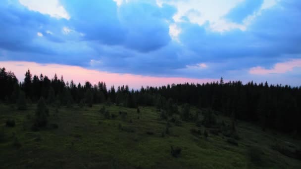 Nagranie Wideo Gór Sosnami Trawiastymi Wzgórzami Pod Kolorowym Niebem Chmurami — Wideo stockowe