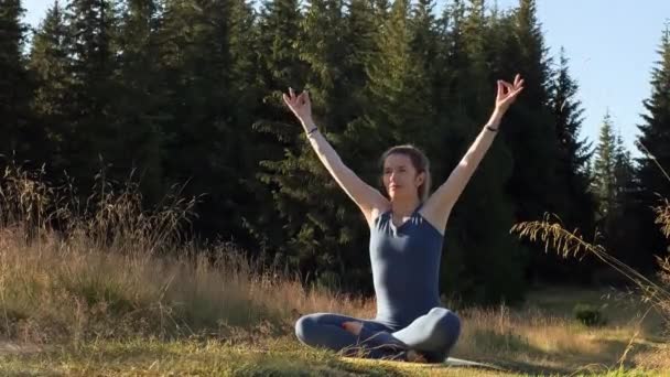 Junge Frau Kriegerpose Sportliche Frauen Üben Sich Neuer Yoga Pose — Stockvideo