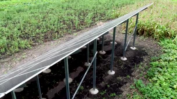 生态太阳能电站面板在田野里 绿色能源 电力创新及自然环境概念 — 图库视频影像