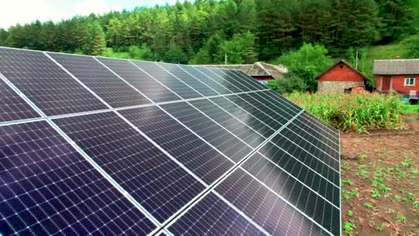 フィールド内の生態系の太陽光発電所パネル 緑のエネルギー 電気革新自然環境の概念 — ストック動画